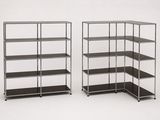une paire d'étagères métalliques avec des tablettes noires sur fond blanc