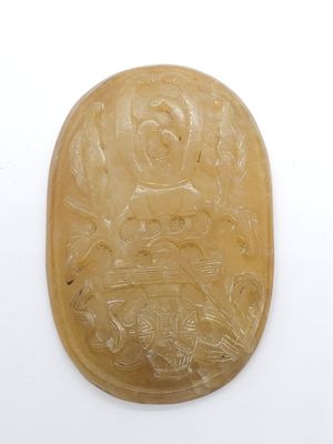 une plaque ovale en pierre sculptée représentant un homme et une femme dans un paysage