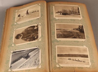 un vieux livre contenant des photos de personnes faisant du ski et du snowboard