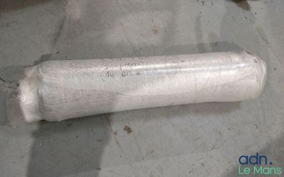 un rouleau de film plastique posé par terre
