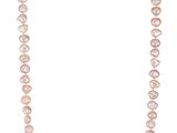 un collier de perles blanches sur fond blanc