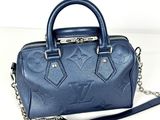 Sac à main Louis Vuitton en cuir bleu avec bandoulière à chaîne