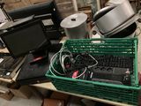 un tas d'appareils électroniques posés sur une table dans une pièce