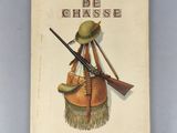 un vieux livre sur lequel figure l'image d'un homme tenant un fusil