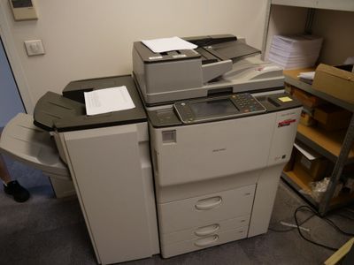 une imprimante posée sur un bureau dans une pièce