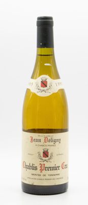 une bouteille de vin posée sur une table