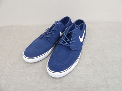 Chaussures Nike Blazer bleues avec semelles et lacets blancs