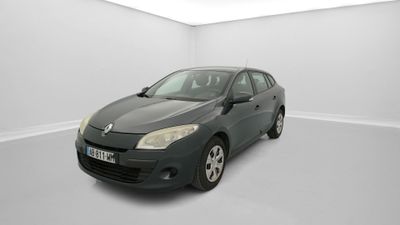 La voiture grise est garée dans une pièce blanche au sol blanc.