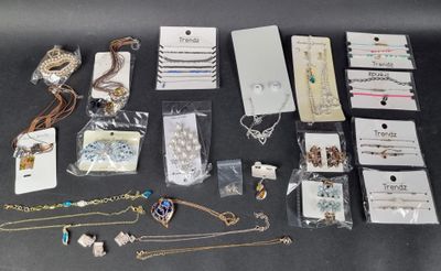 beaucoup de bijoux sur la table