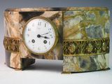une horloge posée sur une table