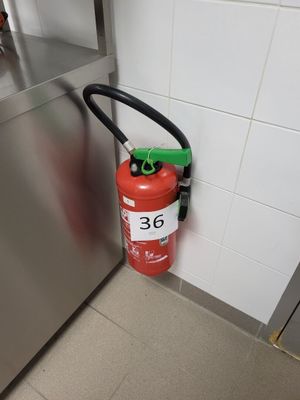 un extincteur dans un coin de la cuisine