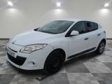 la photo d'une voiture blanche garée dans un garage