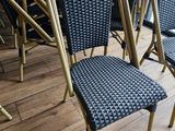 de nombreuses chaises posées sur le parquet