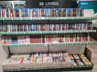 de nombreux DVD sur les rayons du magasin