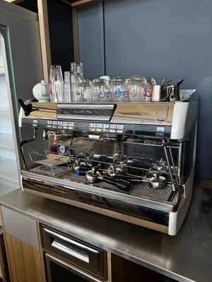 une machine à café posée sur le plan de travail d'une cuisine