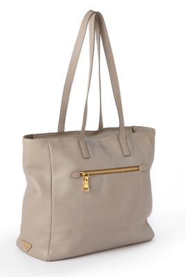 sac fourre-tout en cuir beige avec des fermetures éclair et des finitions dorées