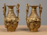 deux vases posés sur une table