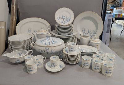 une table avec beaucoup d'assiettes et de tasses