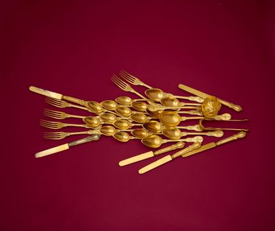 CHRISTOFLE. Partie de ménagère en métal doré à décor de volu…