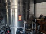 une cuve en acier inoxydable installée dans une pièce