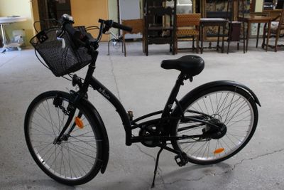 un vélo noir avec un panier à l'arrière
