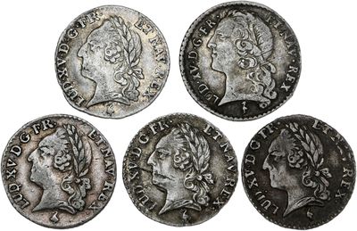 quatre pièces romaines, dont l'une représente un buste et l'autre est un buste