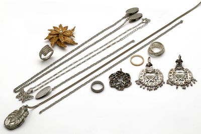 un assortiment de bijoux comprenant un collier, une bague et d'autres articles
