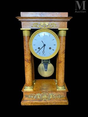 une petite horloge posée sur une table