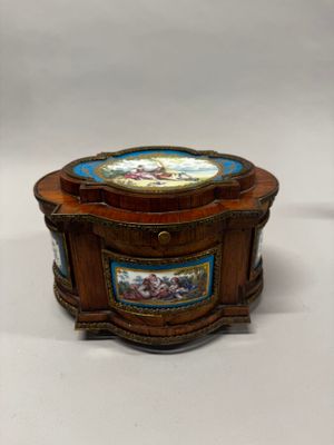une petite boîte en bois avec un tableau dessus