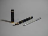 un stylo et un stylo à bille posés sur une table