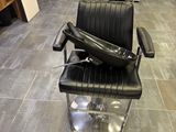 une photo d'un fauteuil de coiffeur dans un salon