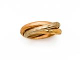 une bague en or posée sur une surface blanche, surmontée d'une autre bague en or