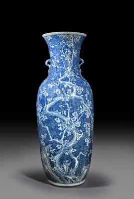 un vase bleu et blanc orné d'un dragon
