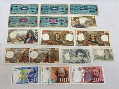 certains des différents billets de banque sont disposés sur la table