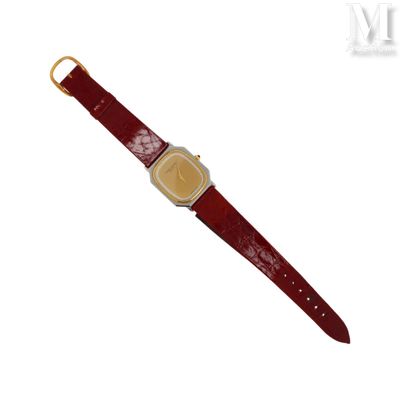 un gros plan d'une montre-bracelet avec un bracelet en cuir rouge