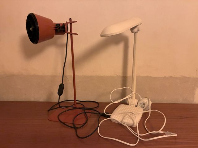 Lot de deux lampes vintage. L’une blanche de la marque LIVAL Seni...
