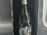 une bouteille de champagne dans un coffret sur une table