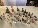 de nombreuses figurines qui se trouvent toutes ensemble sur la table