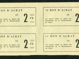 un gros plan sur trois billets portant des numéros, sur fond noir