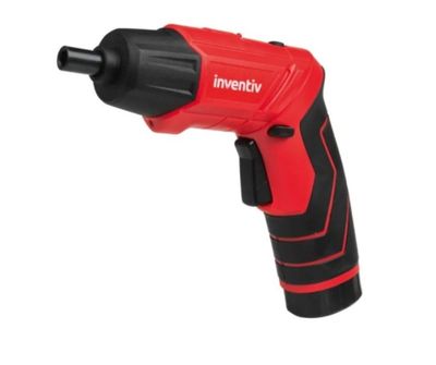 On voit une perceuse électrique rouge et noire sur un fond blanc.