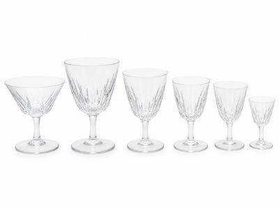 six verres à vin posés les uns à côté des autres sur une surface blanche
