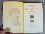 quelqu'un tient un livre sur lequel figure la photo d'un homme