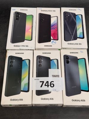 Un lot de six Samsung Galaxy A6 se trouve dans une boîte