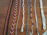 beaucoup de bracelets posés sur une table