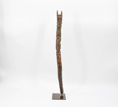 Bâton de danse sculpté d'une figure humaine cornue surmontan…