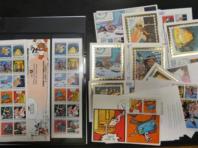 beaucoup de timbres et de cartes postales posés sur une table