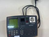 une calculatrice munie d'un cordon