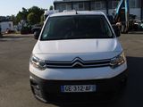 une camionnette blanche garée dans un parking