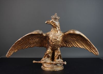 une image représentant une statue d'un oiseau portant une couronne sur la tête
