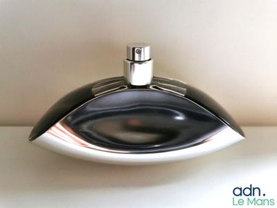 un objet noir et blanc posé sur une surface blanche